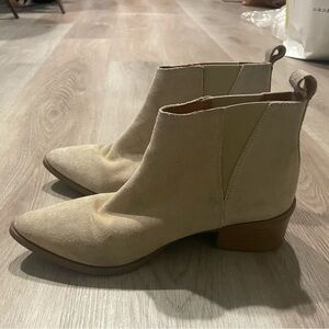 Tan Levi’s ankle boots size 7.5-8
